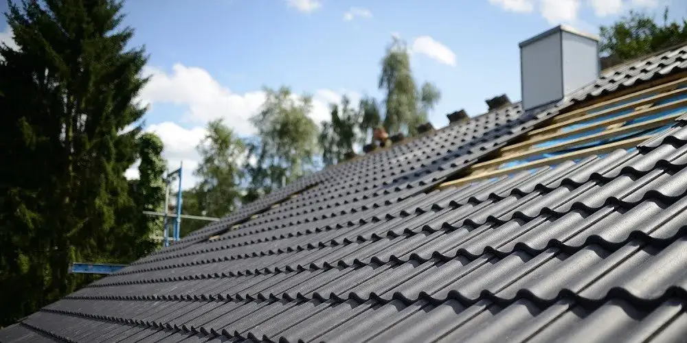 Blachodachówka czy dachówka? Poznaj zalety i wady wyboru