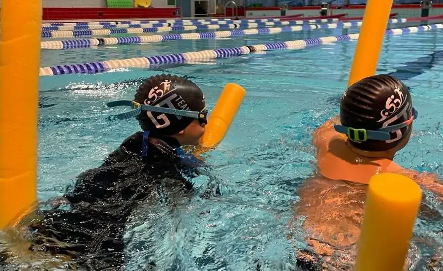 Jak się nauczyć pływać: proste metody na pokonanie strachu i naukę