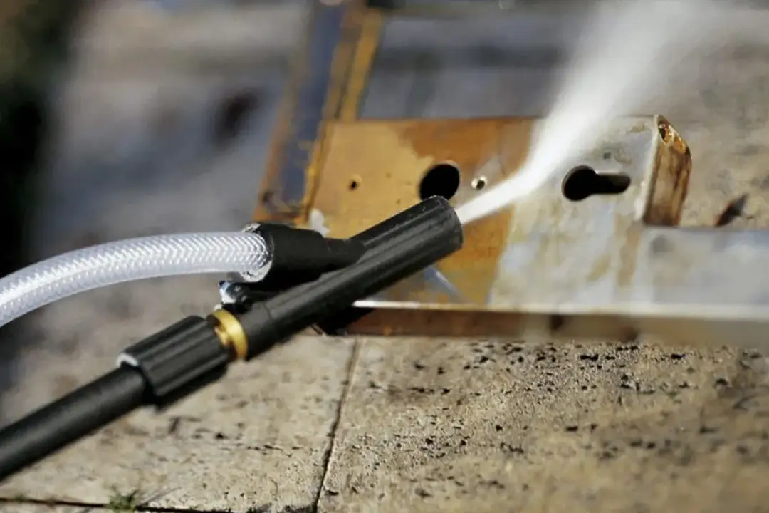 Skuteczne metody czyszczenia metalowego ogrodzenia, które zachwycają wyglądem