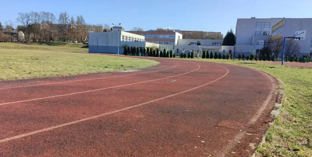 Ile metrów ma bieżnia na orliku? Sprawdź, jak różnią się długości