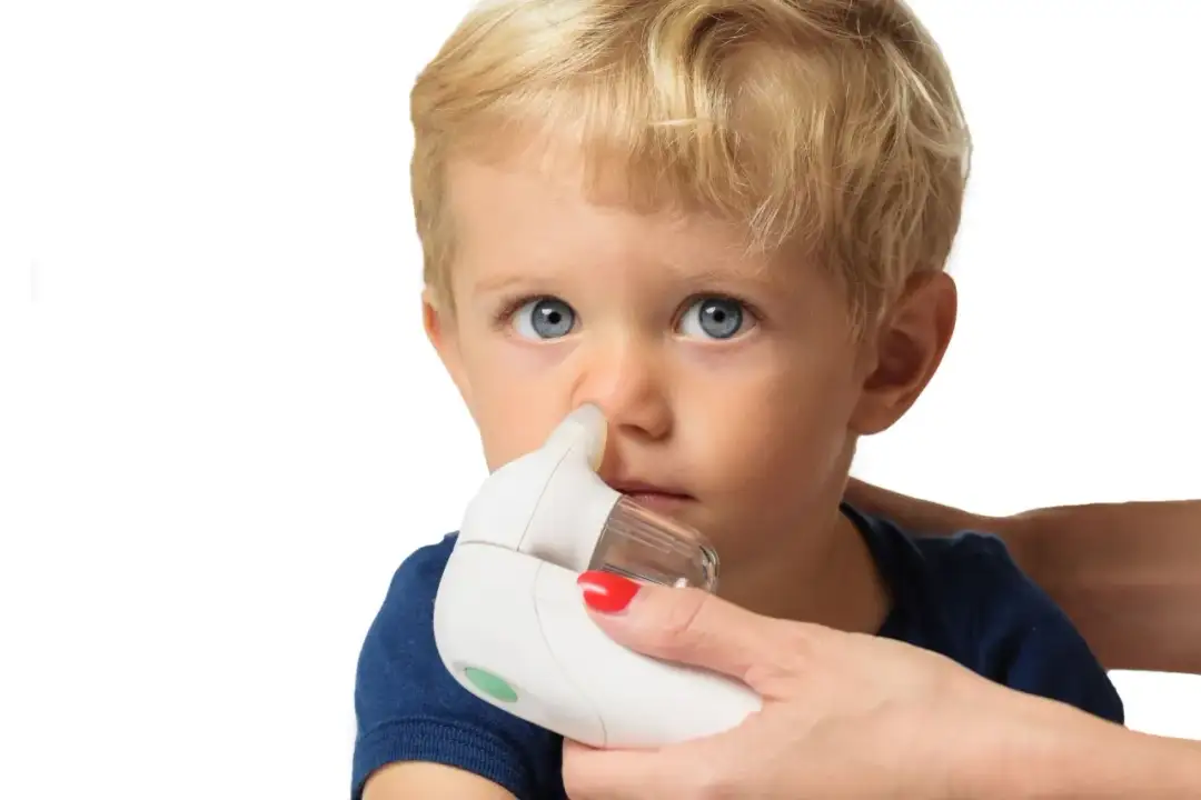 Katar u niemowlaka: Bezpieczna ulga i sygnały alarmowe dla rodziców