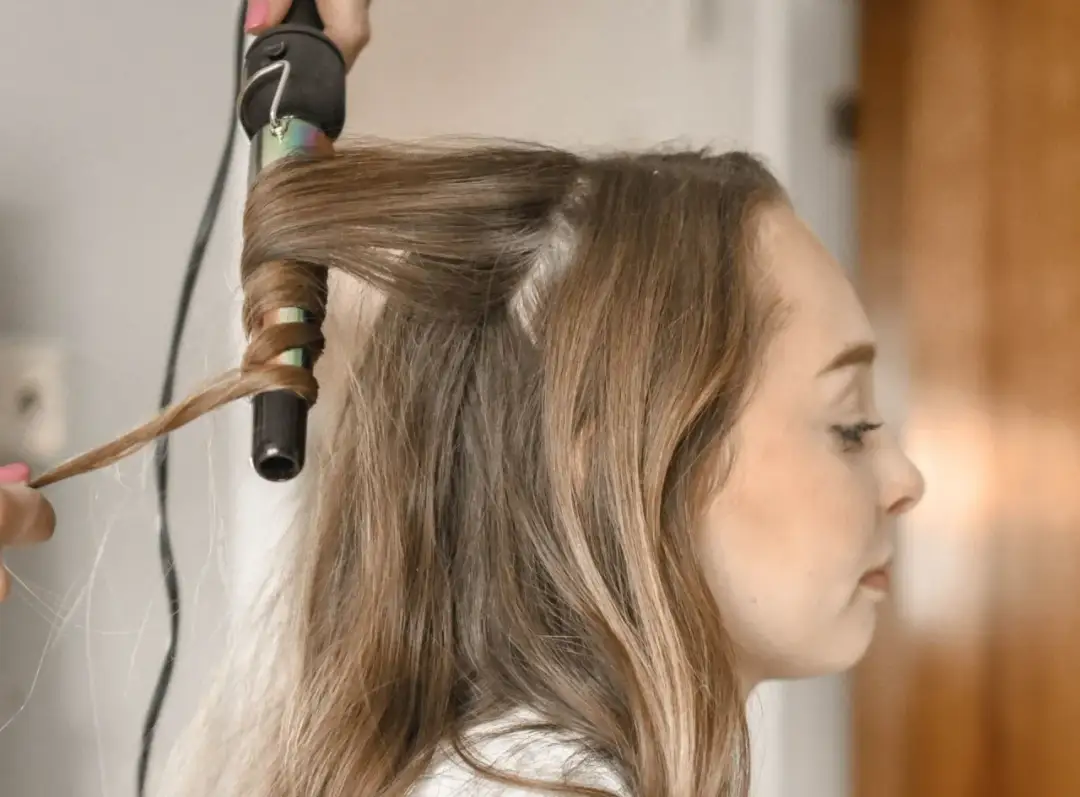 Jak używać lokówki, aby uzyskać idealne loki bez uszkodzeń włosów