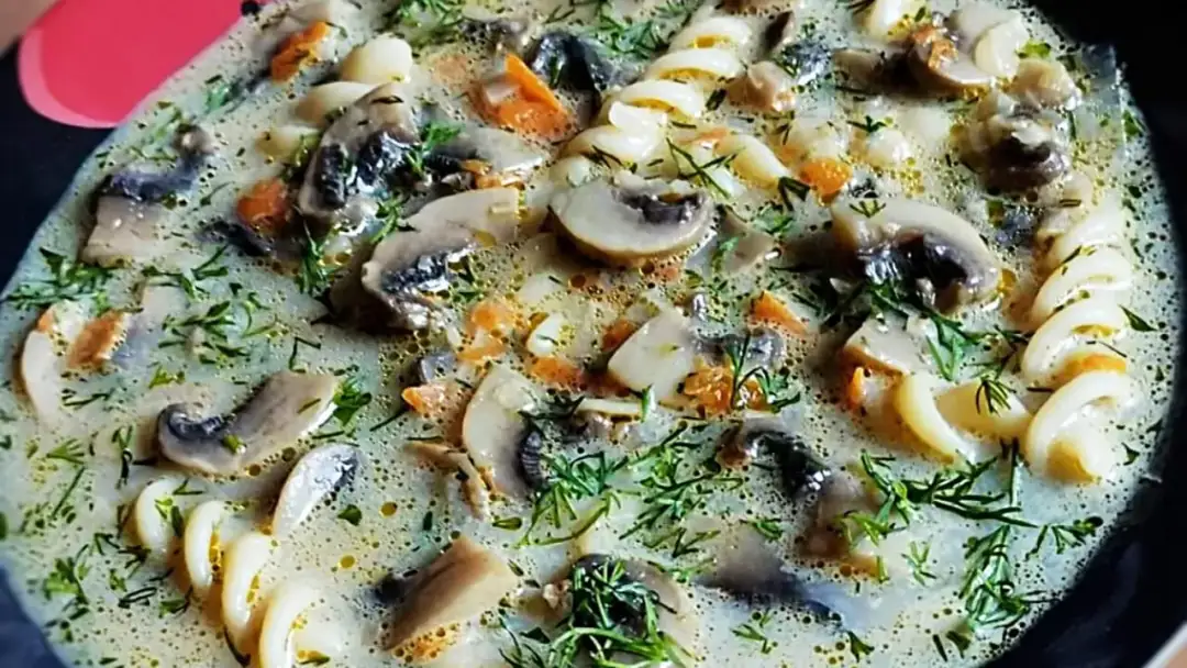 Ile kcal ma zupa grzybowa z makaronem? Zaskakujące fakty o kaloriach