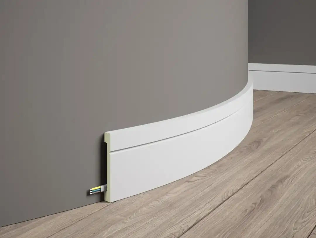 Biała, elastyczna listwa wykończeniowa idealnie dopasowuje się do zakrzywionej ściany, ukrywając kable.