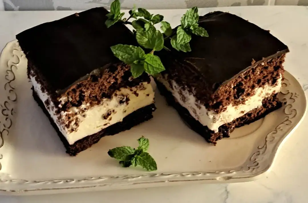 Przepis na ciasto czekoladowe z bitą śmietaną i wiśniami, które zachwyci każdego Przepis na ciasto czekoladowe z bitą śmietaną i wiśniami, które zachwyci każdego