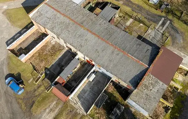 Budowa budynku gospodarczego: 3 drogi do legalności. Wybierz swoją!