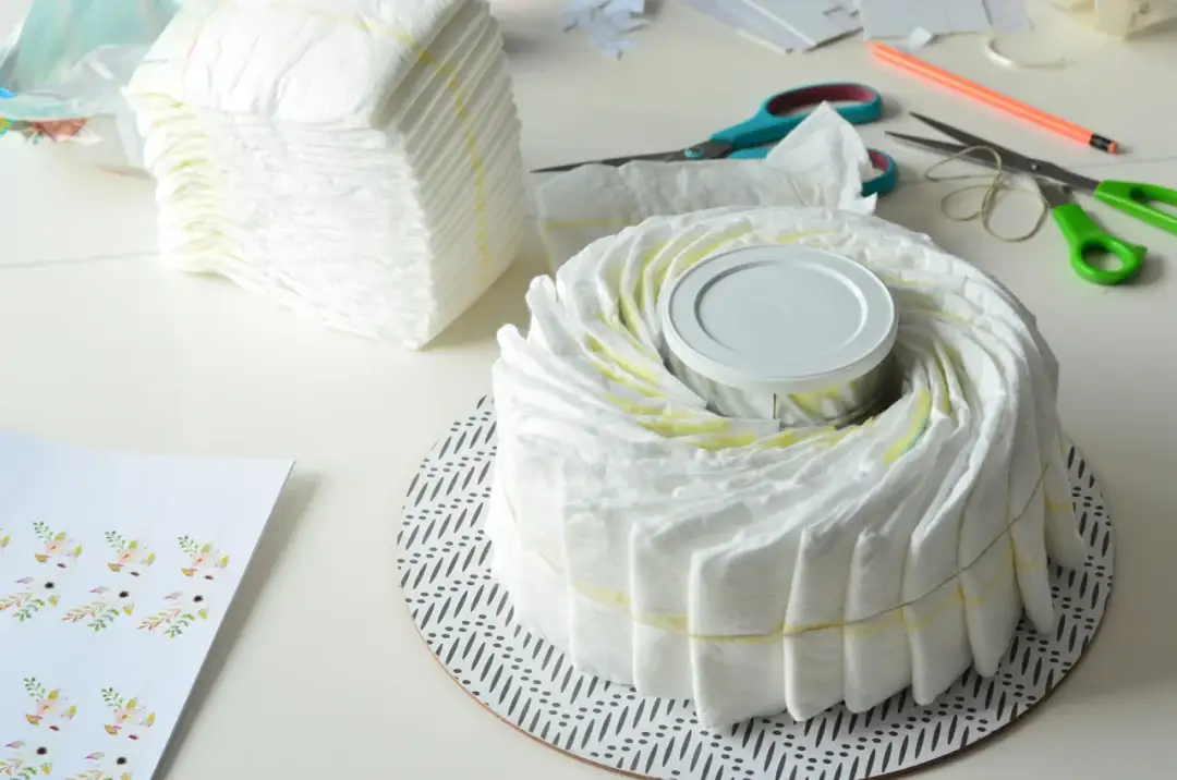 Wyjątkowy tort z pampersów na chrzciny? Stwórz go krok po kroku!