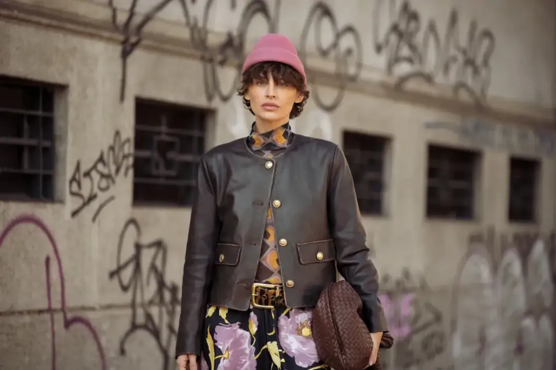 Czarne spodnie: Jak dobrać bluzkę? Kolory, wzory, trendy na 2026!