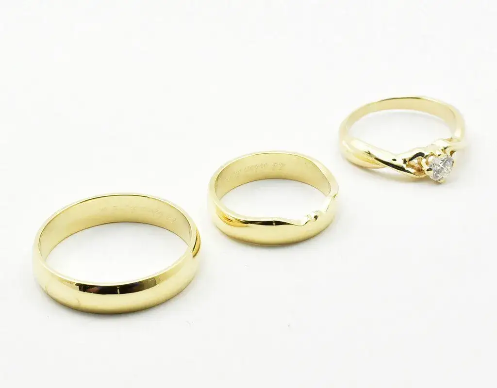 Złoty pierścionek jak obrączka – piękne opcje na zaręczyny i ślub