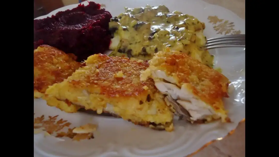 Pyszny filet z ryby smazony na grillu w chrupiącej bułce. Prosty przepis krok po kroku