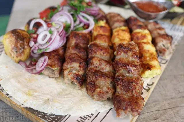 Czy kebab jest keto? Sprawdź, jak jeść go na diecie ketogenicznej