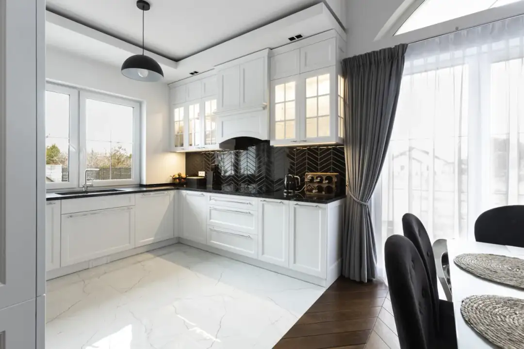 Jak skutecznie czyścić białe meble matowe, by ich nie uszkodzić