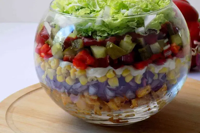 Co potrzeba do sałatki gyros? Odkryj składniki i przepisy na danie