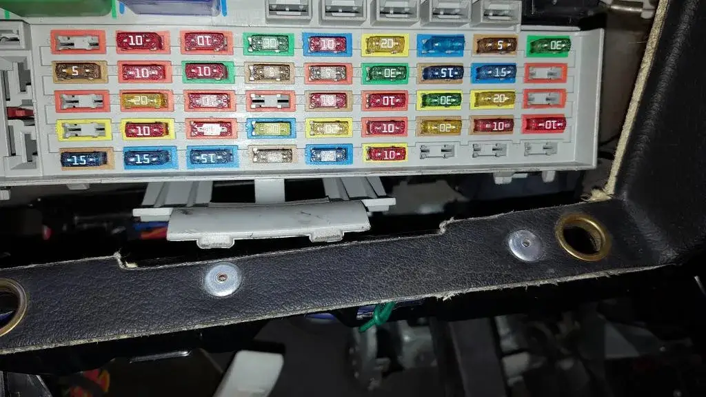 Gdzie są bezpieczniki w Opel Astra G? Znajdź je szybko i łatwo