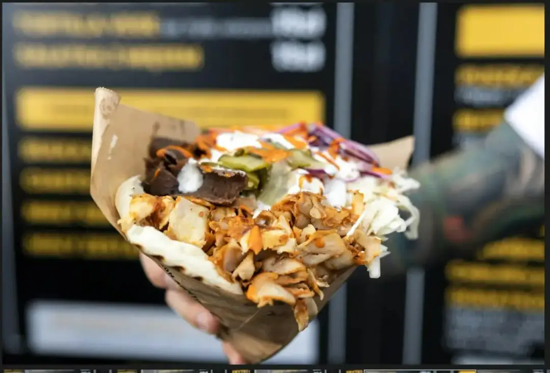 Pyszny kebab u Pajdy, pełen mięsa, warzyw i sosów. Idealny na szybki posiłek, gdy liczą się kcal i smak.