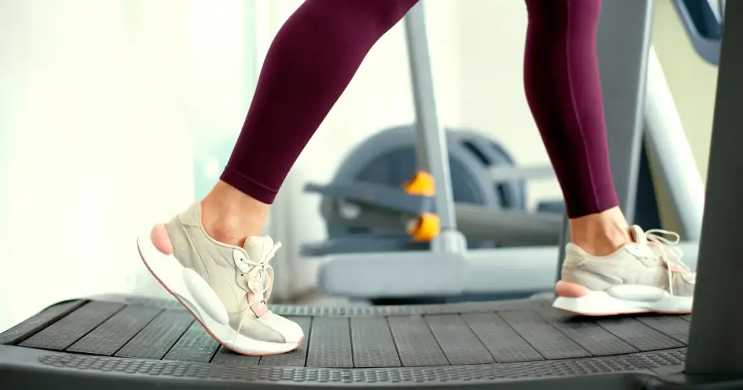 Jak chodzić na bieżni żeby schudnąć - skuteczne techniki i porady