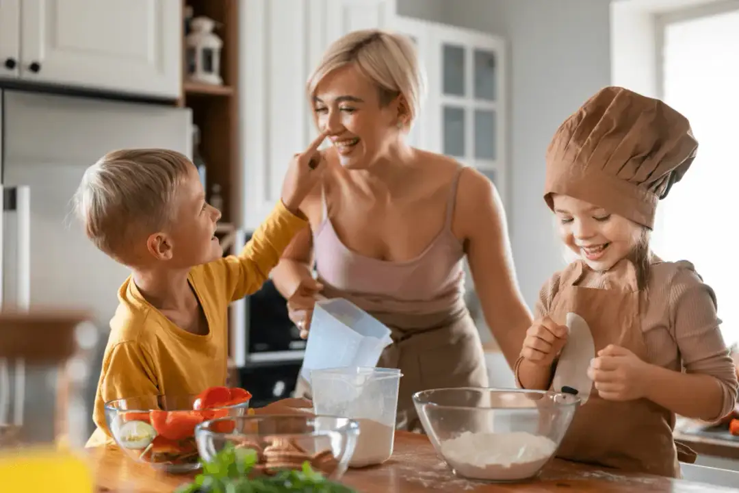 Twój 10-latek szefem kuchni? Proste przepisy i bezpieczne gotowanie