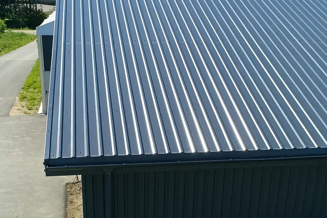 Szary dach z blachy na rąbek, z widocznym rozstawem łat pod blachą.