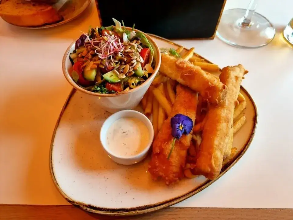 Tanie jedzenie w Ustroniu Morskim – najlepsze miejsca na posiłek