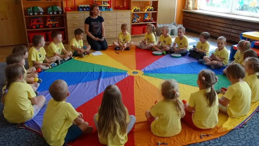Pierwsze zajęcia z rytmiki w przedszkolu - jak zaangażować dzieci?