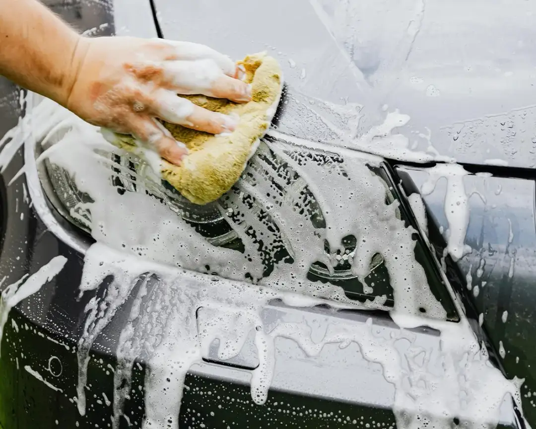 Jak myć auto na myjni, aby uniknąć zarysowań i uszkodzeń lakieru