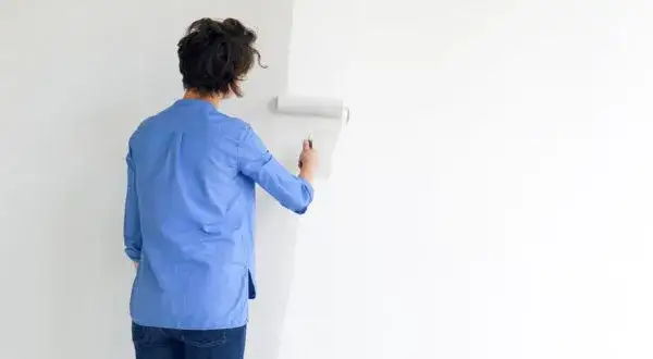 Czy można malować mokrym wałkiem? Odkryj skuteczną technikę malarską