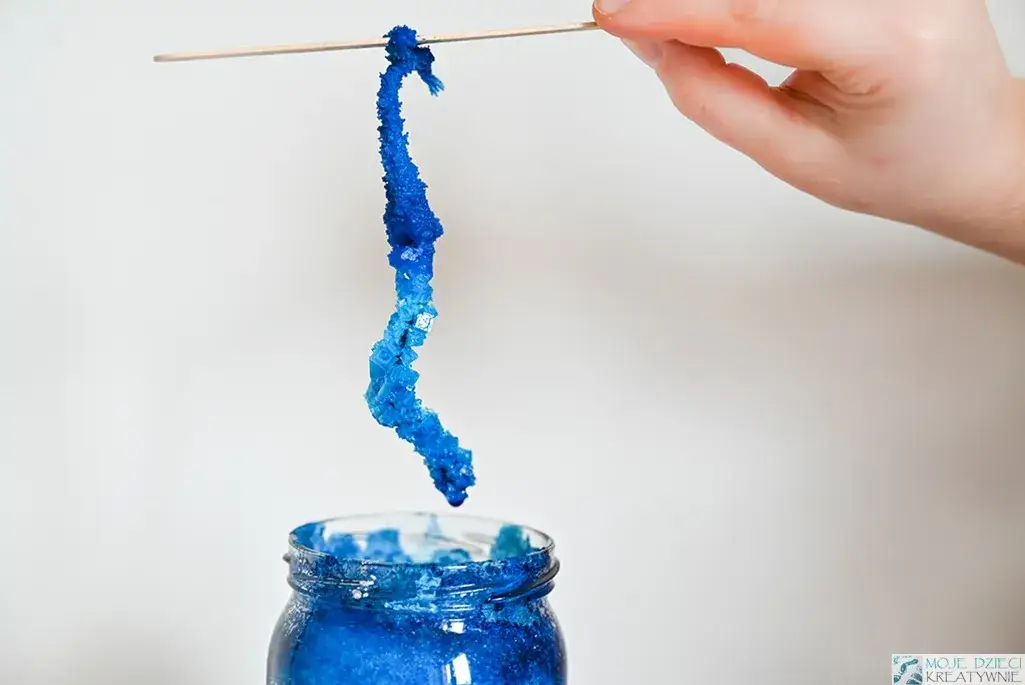 Hodowla kryształów soli na sznurku: Prosty przewodnik krok po kroku