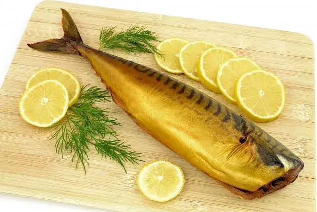 Ile kalorii ma ryba wędzona? Sprawdź kaloryczność różnych gatunków