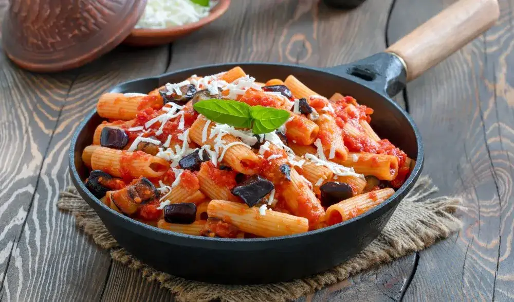 Penne alla Norma – przepis na sycylijskie danie, które zachwyca smakiem