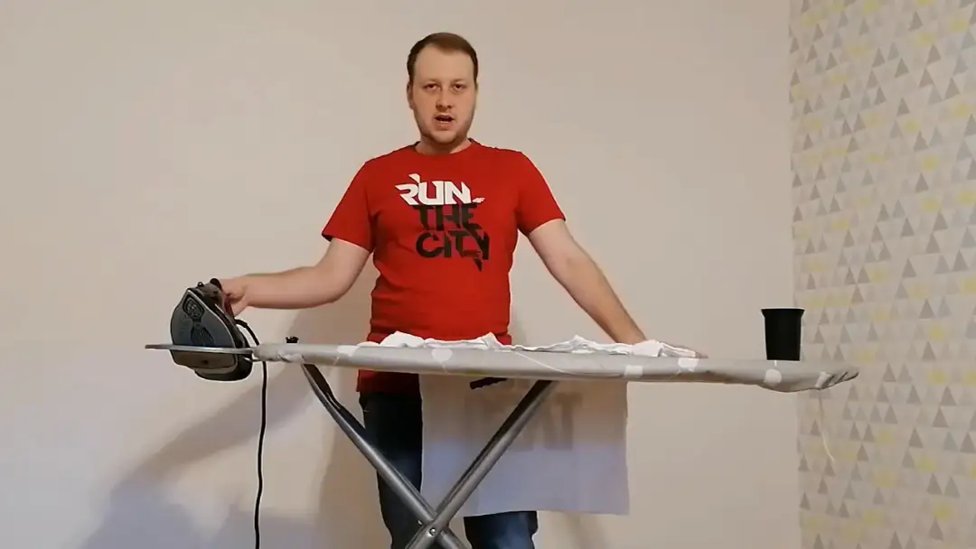 Jak prasować T-shirt, aby uniknąć zniszczenia nadruku i materiału