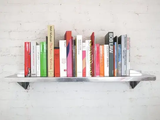 Jak ułożyć książki na regale, by uniknąć bałaganu i zyskać styl?