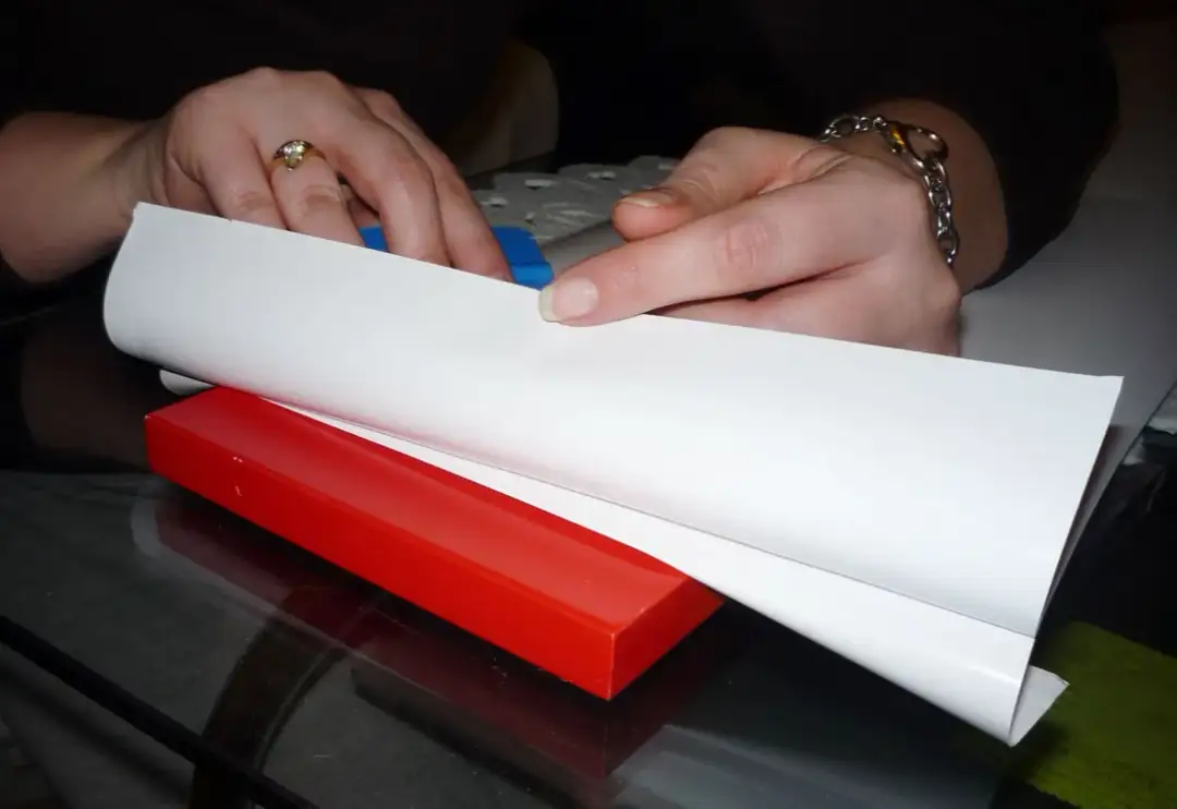 Jak usunąć folię samoprzylepną z mebli - skuteczne metody krok po kroku