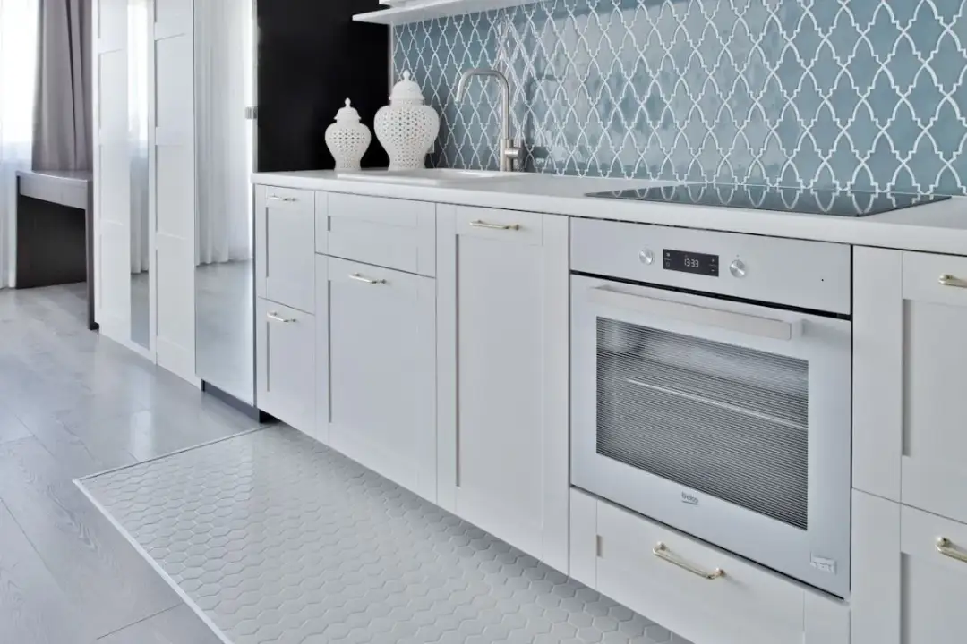 Jakie kolory płytek do kuchni sprawią, że będzie wyglądać większa?