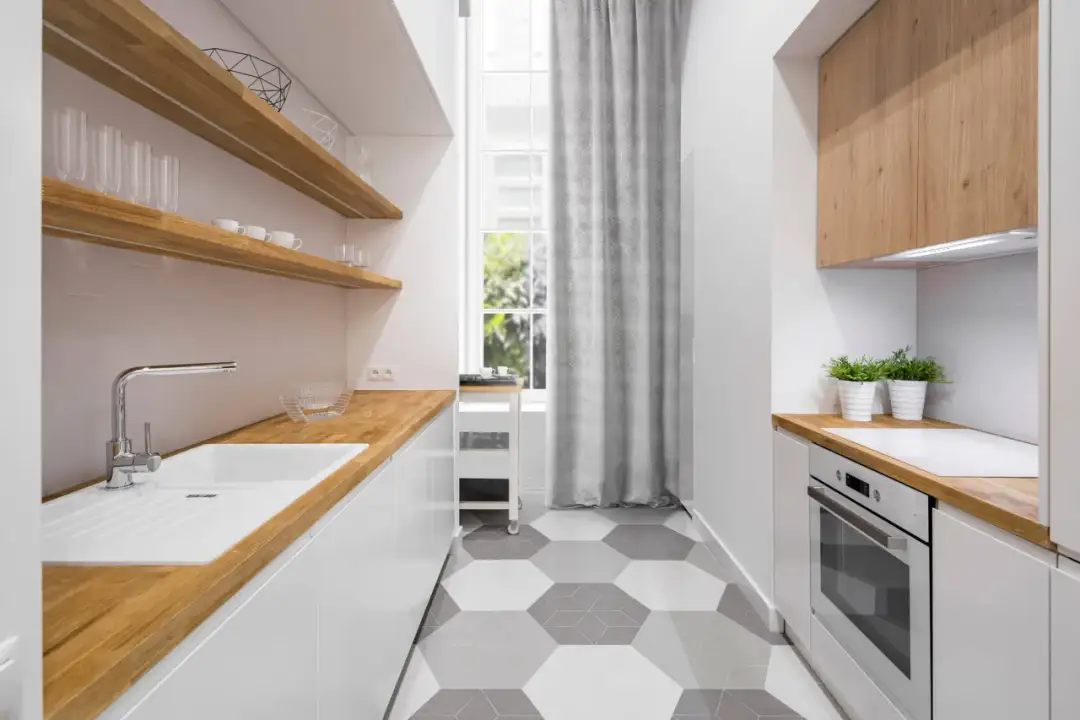 Wąska kuchnia w bloku: Jak optycznie powiększyć i funkcjonalnie urządzić?