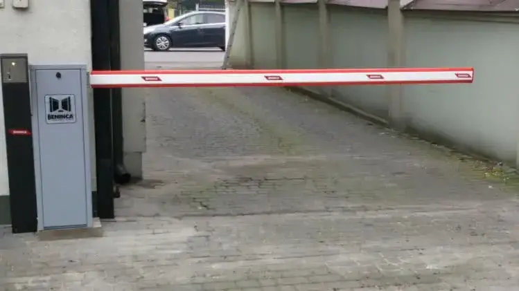 Jak otworzyć szlaban na osiedlu? Szybkie metody i awaryjne rozwiązania