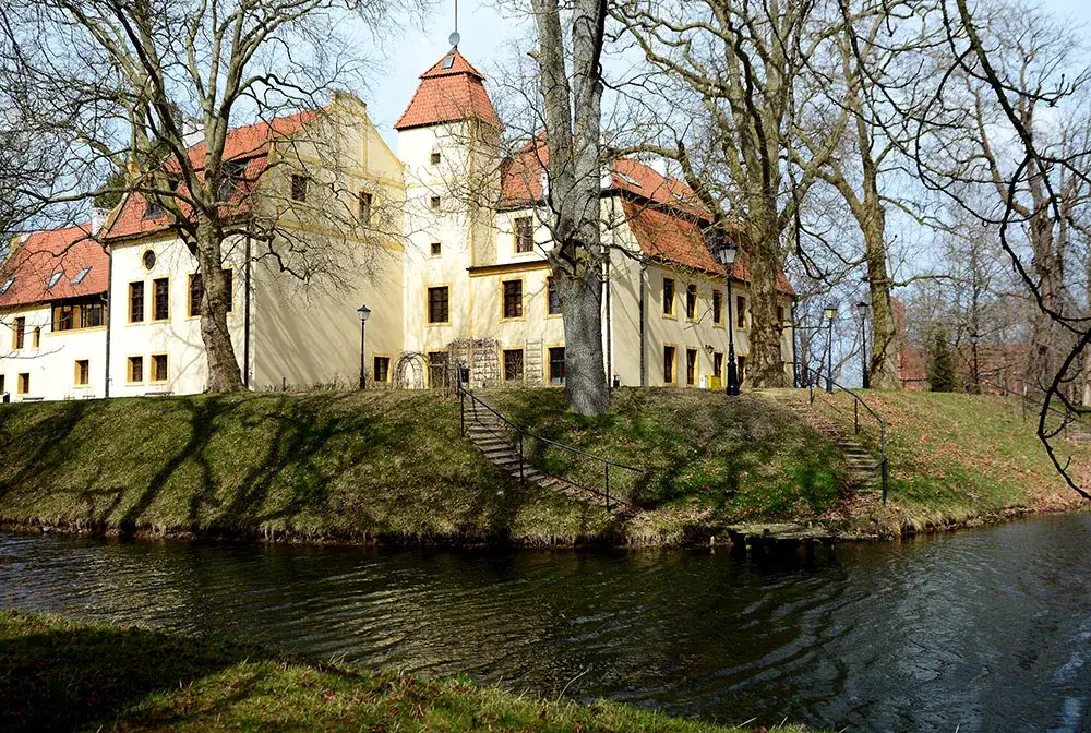 Zamek w Krągu: Fascynująca historia i tajemnice zabytku nad jeziorem