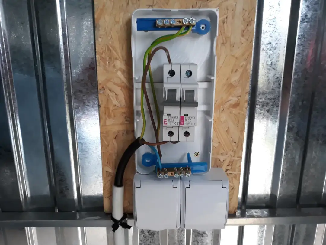 Jak podłączyć rozdzielnię elektryczną bezpiecznie i bez błędów