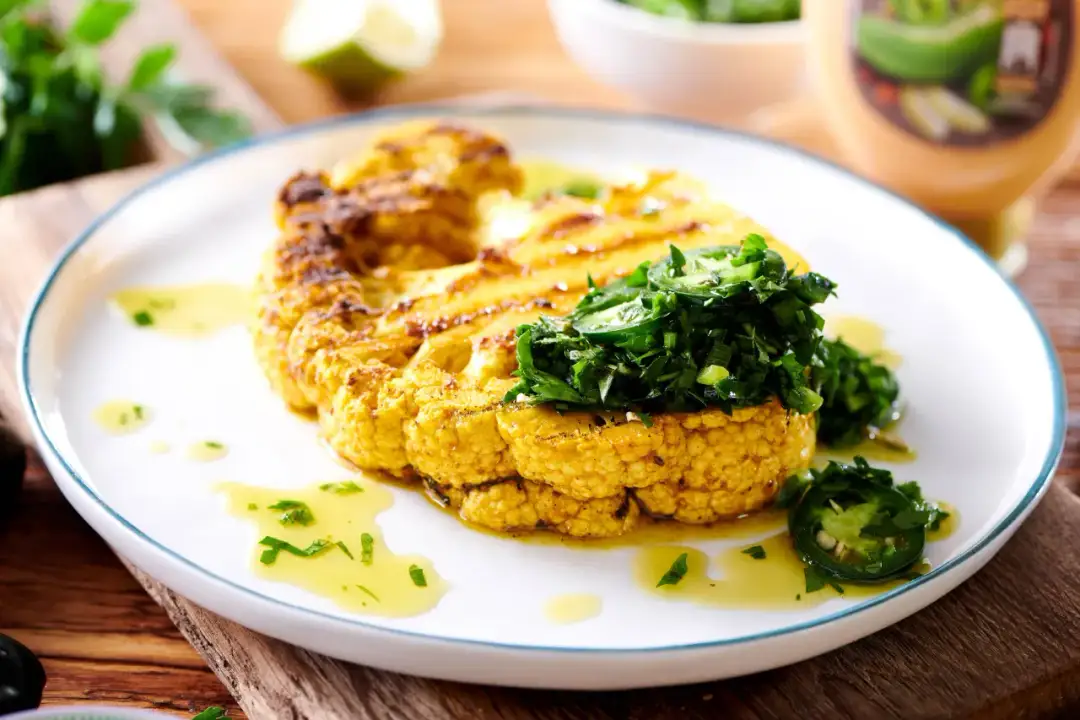 Grillowany kalafior w sałatce: Prosty przepis na pyszne i zdrowe danie