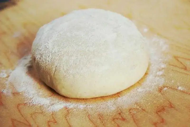 Ile może leżeć ciasto na pizzę? Sprawdź, zanim zmarnujesz!