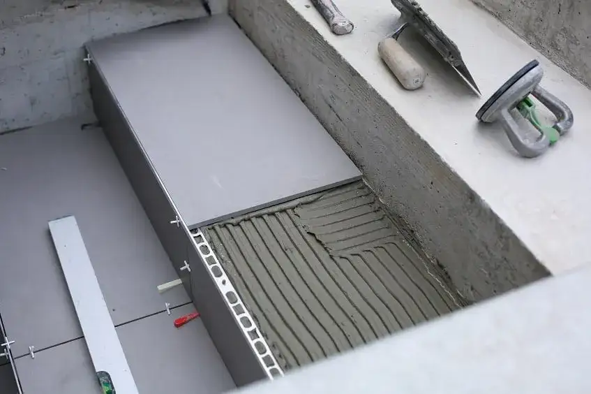 Jak rozmierzyć płytki na schodach, aby uniknąć błędów i kosztów