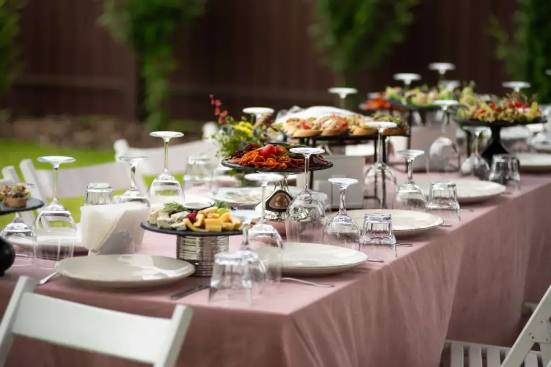 Jak rozłożyć stół cateringowy, aby uniknąć najczęstszych błędów?