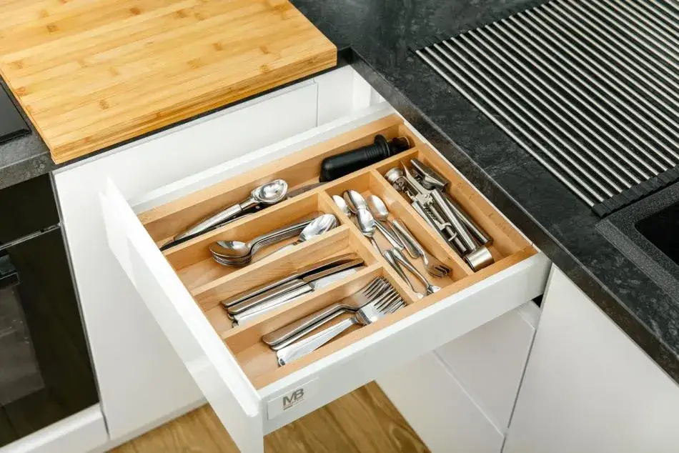 Magnes do szuflad: Prosty sposób na porządek w kuchni?
