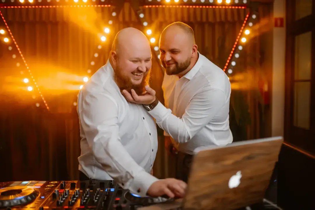 Jakie pytania do DJ na wesele pomogą uniknąć rozczarowań?