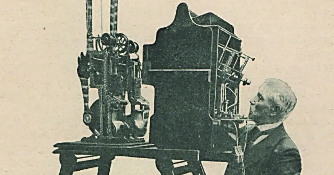 Starszy pan przygląda się skomplikowanemu urządzeniu, które pokazuje, co to jest kinematograf.