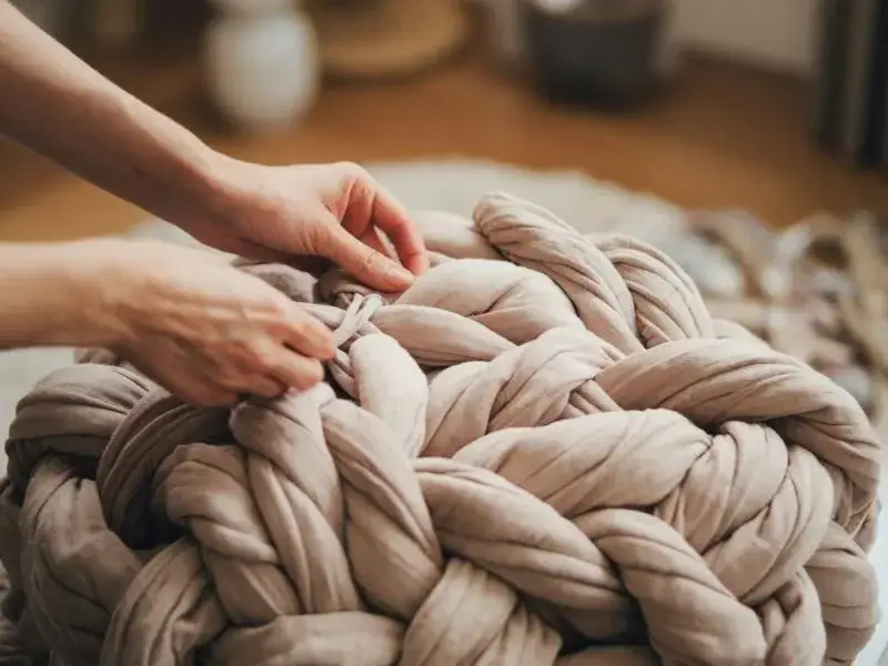 Jak zrobić poduszkę supeł: prosty sposób na piękną dekorację