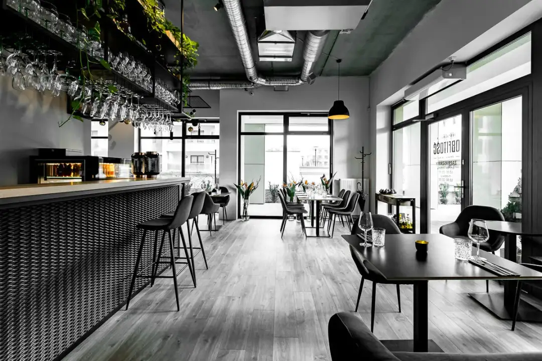 Restauracja w stylu industrialnym: 7 kluczowych elementów wystroju