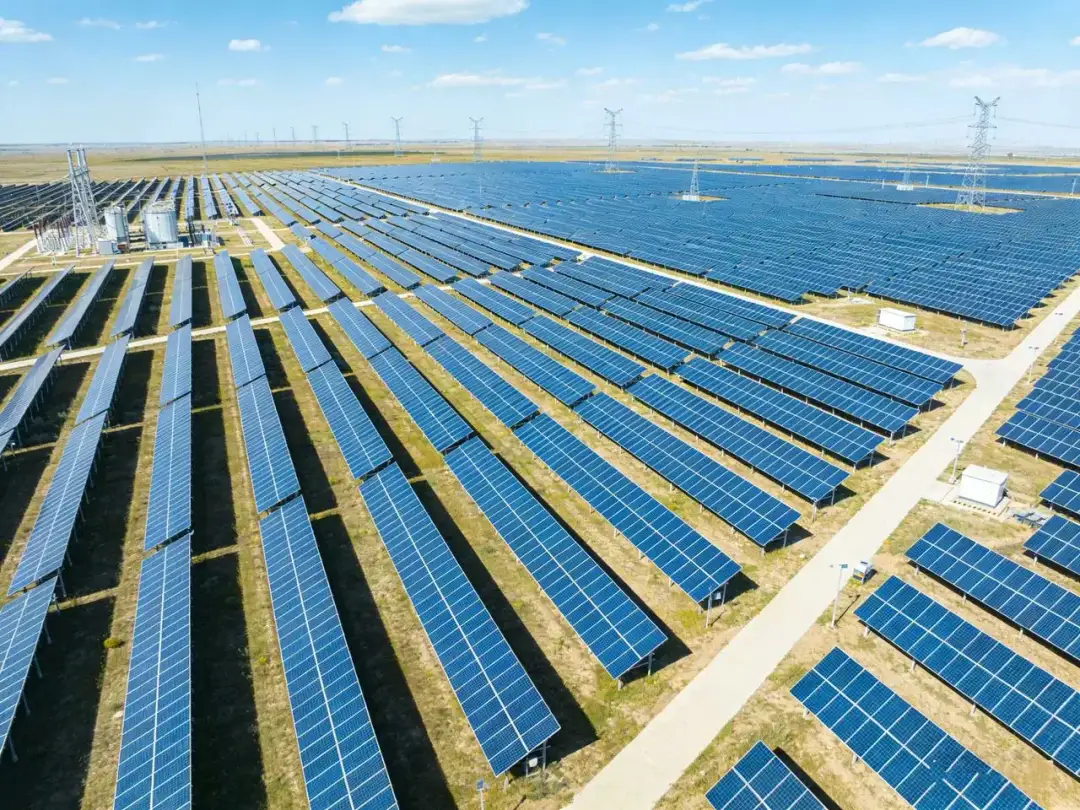 Budowa elektrowni słonecznej 2026: Złoty interes czy wyzwanie?