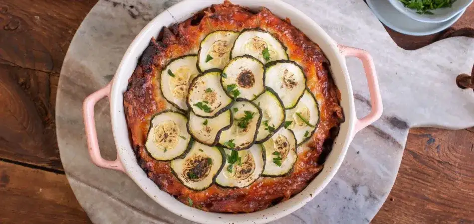 Zapiekanka z cukinii, mięsa mielonego i sera mozzarella