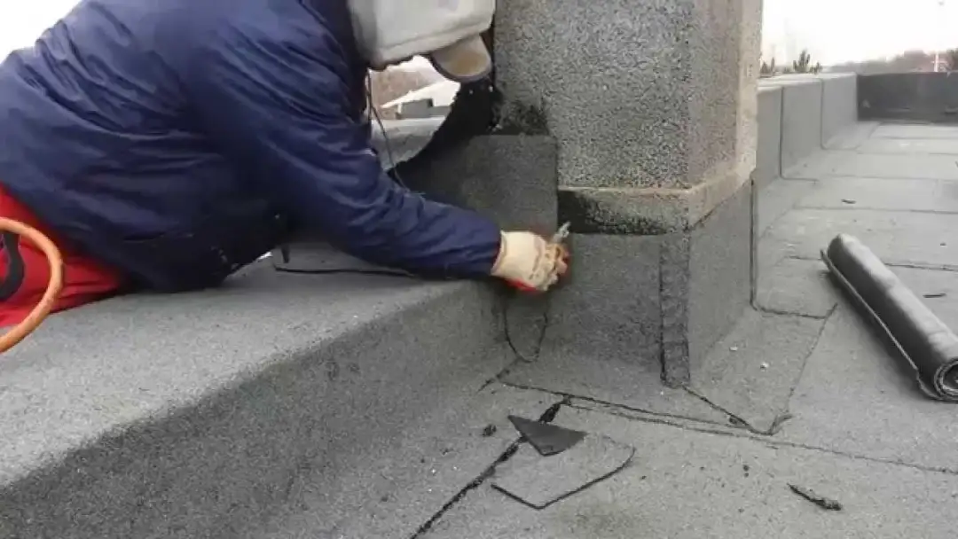 Jak obrobić komin papą, aby uniknąć kosztownych przecieków?