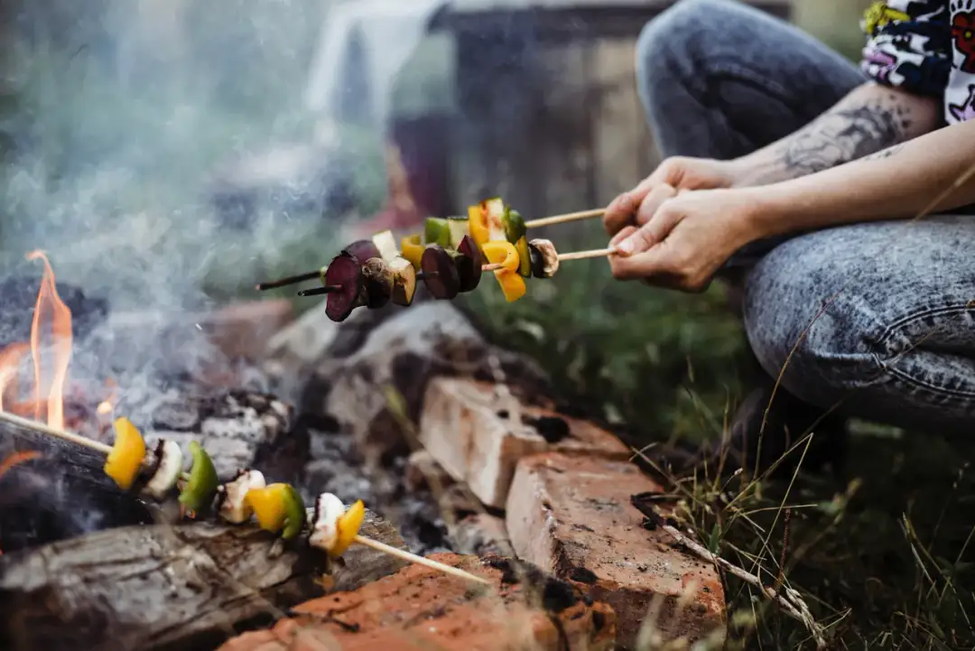 Co upiec na ognisku? Klasyki, wege, survival pełen przewodnik.